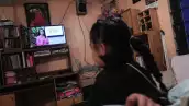 (Niña viendo la televisión)