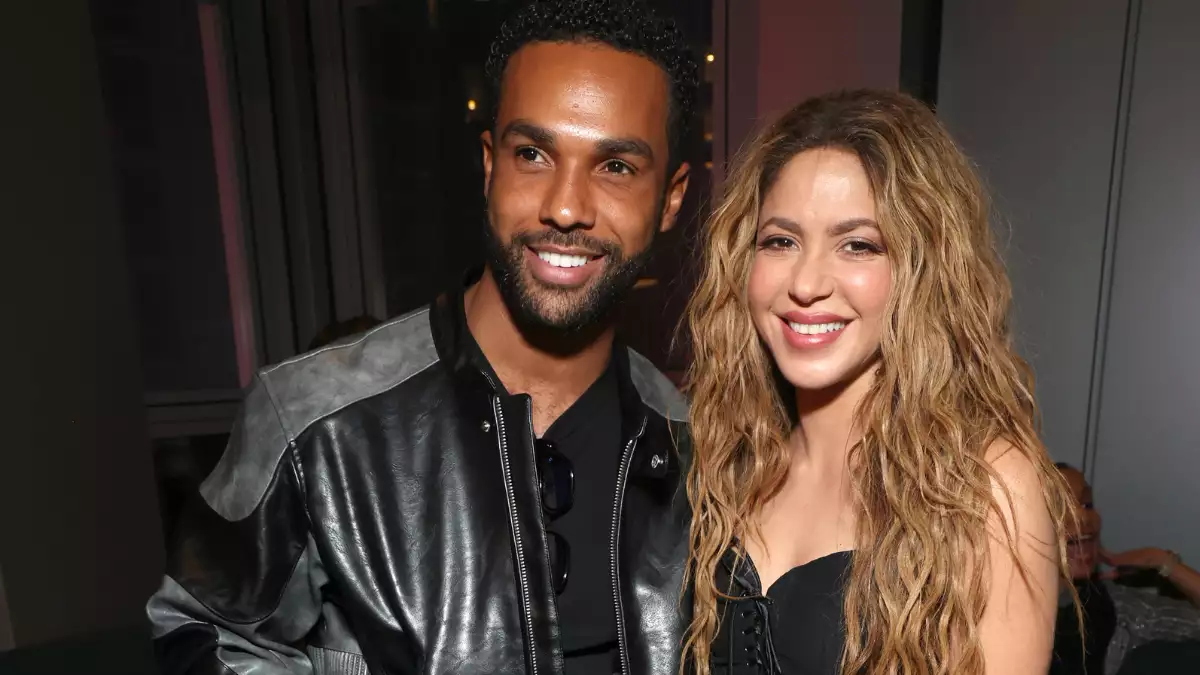 Shakira cena con Lucien Laviscount después de su performance en Times Square