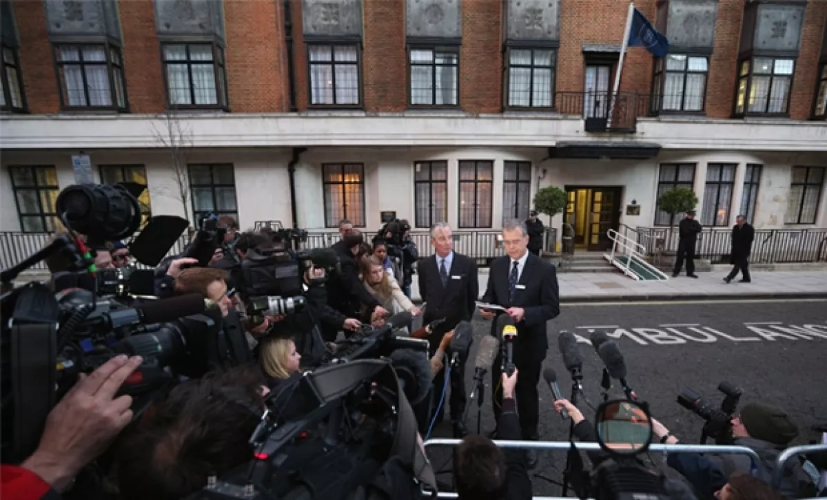 Los directivos del hospital King Edwards VI declararon sentirse profundamente afectados por la pérdida.