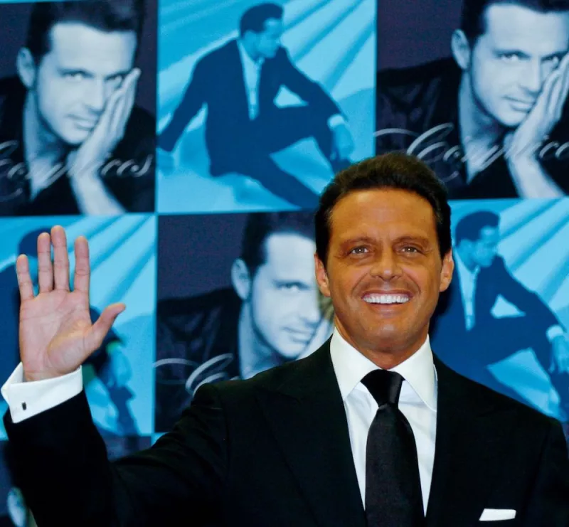 MÉXICO, D.F., 06MAYO2008.- El cantante Luis Miguel presentó su nuevo disco "Complices" en un salón del Centro Historico de la ciudad.
FOTO: GUADALUPE MENDOZA/CUARTOSCURO.COM