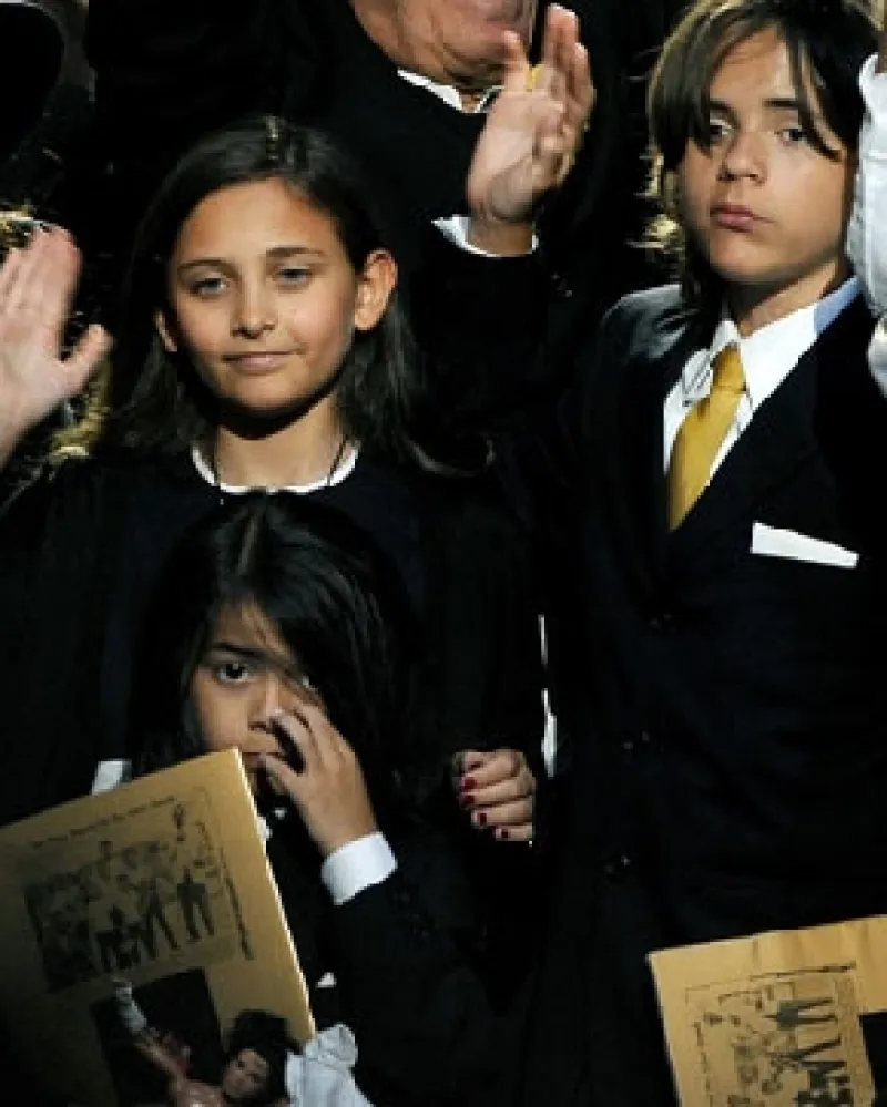 Los tres hijos del Rey del Pop tuvieron maestros particulares hasta ahora, pero su abuela, quien se quedó con la tutela de los niños, decidió que asistan a un colegio privado.