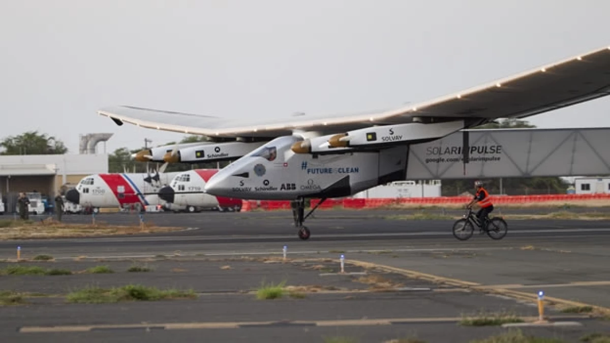 el Momento en el que el Solar Impulse 2 aterriza en Hawái, haciendo historia en la aviación