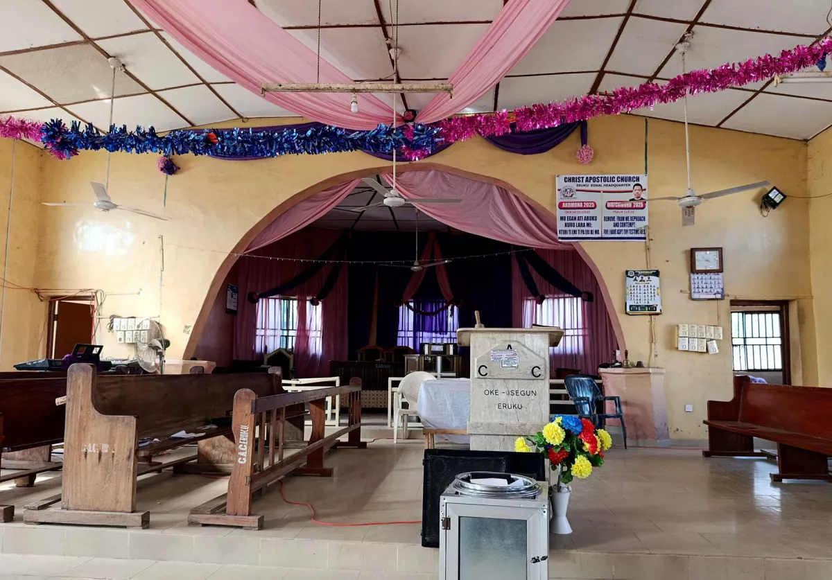 Una vista interior de la Iglesia Apostólica de Cristo, el día después de un ataque de pistoleros en el que las personas fueron asesinadas y el pastor y algunos fieles fueron secuestrados, en la ciudad de Eruku, estado de Kwara, Nigeria, el 19 de noviembre de 2025.