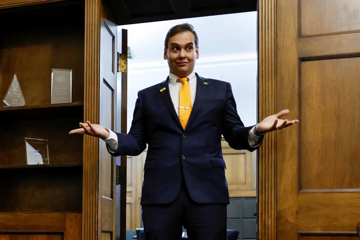 El representante de Estados Unidos George Santos (R-NY) charla con su invitado del Estado de la Unión y miembros de su personal mientras se preparan para la noche en la oficina de Santos en el Capitolio en Washington, EE. UU., el 7 de febrero de 2023.
