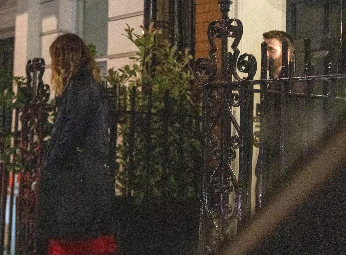 Lily James y Chris Evans.