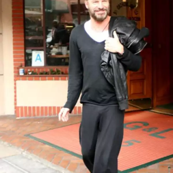 Sting sale de un complejo médico en Beverly Hills, California.