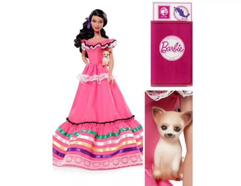 La muñeca lleva consigo un pasaporte y un chihuahua, que han sido señalados como elementos que hacen estigma de la cultura mexicana.