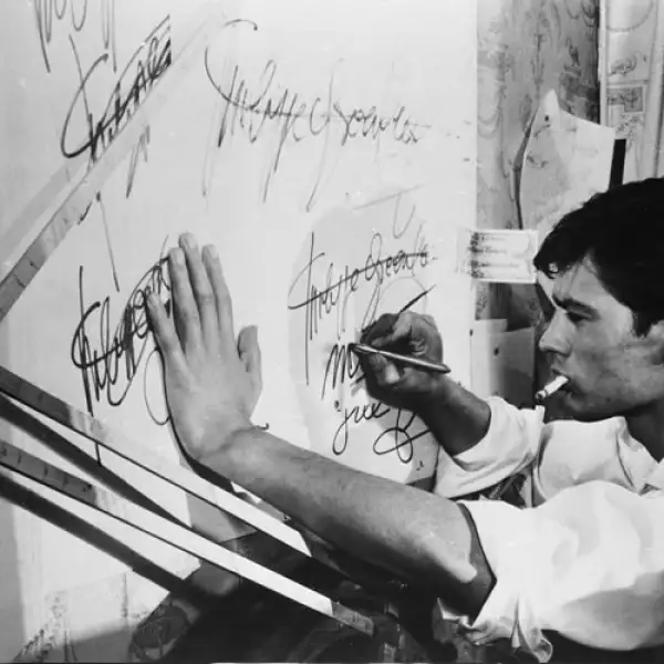 Si hablamos de estilo, que mejor que hablar de este ícono del cine europeo. Las camisas de vestir y los trajes han sido sus fieles acompañantes desde los años 60.  Siempre impecable y elegante.