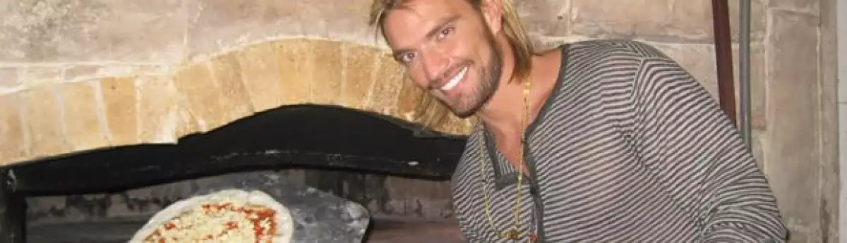 Julián preparó una pizza al horno en el restaurante Dominga.
