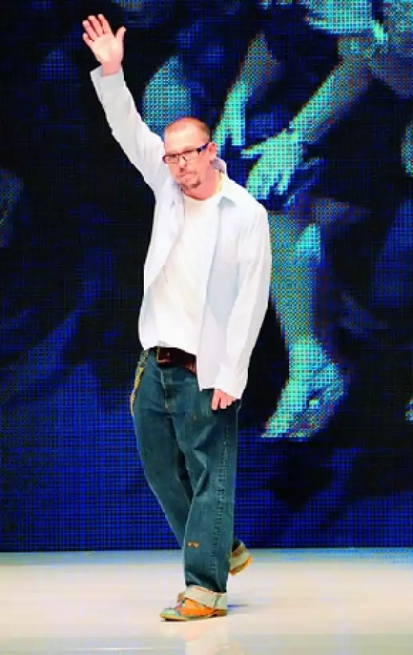 El modisto se despide en el que fuera su último desfile, en París en 2009.