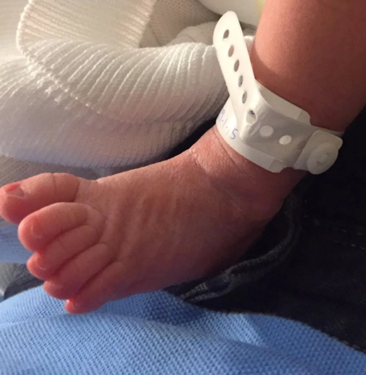 Desde que nació, Sasha el singular parecido que su padre le heredó: los pies de futbolista.