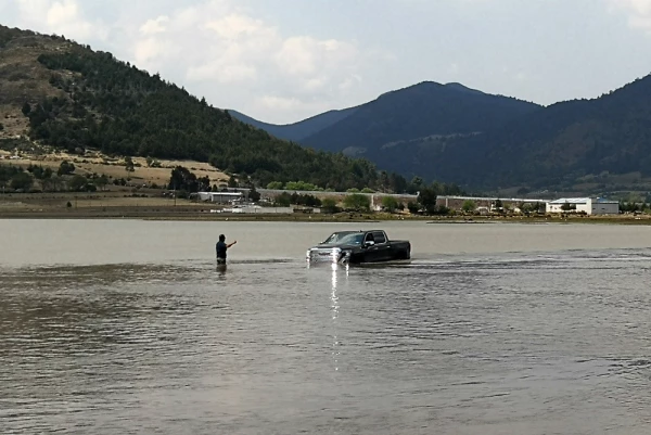 GMC Sierra Agua.jpg
