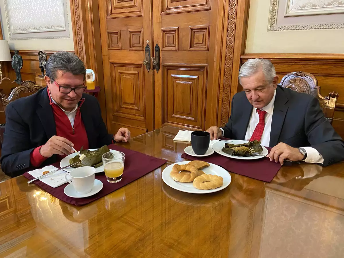 Andrés Manuel López Obrador, Presidente de México, y Ricardo Monreal, presidente de la Jucopo en el Senado, desayunar comida tradicional tabasqueña en Palacio Nacional.