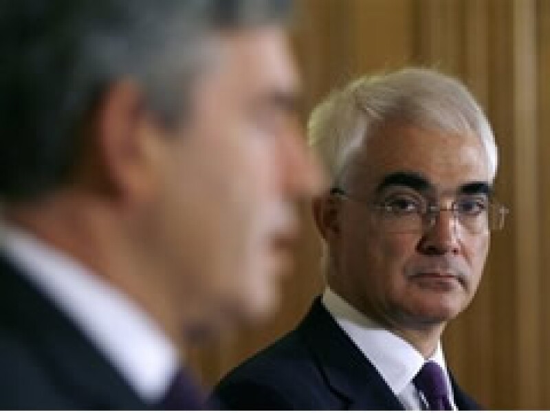 La opinión pública ha exigido la renuncia de Gordon Brown (izq.) ante el despilfarro de funcionarios como Alistair Darling. (Foto: AP)