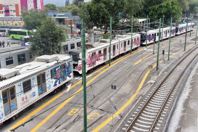 Unidades renovadas del Tren Ligero lucen rotuladas con la imagen del ajolote, figura que la Ciudad de México ha adoptado para promocionar la identidad nacional entre los visitantes de la Copa del Mundo 2026.