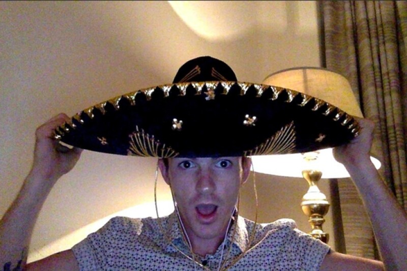 Drake Bell con un regalo de sus fans en México.