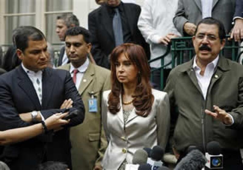 El depuesto presidente de Honduras Manuel Zelaya, a la derecha, habla con reporteros fuera de la embajada ecuatoriana en Washington, el domingo 5 de julio de 2009, donde anuncia planes para regresar a Honduras. Aparecen con él los presidentes de Ecuador,