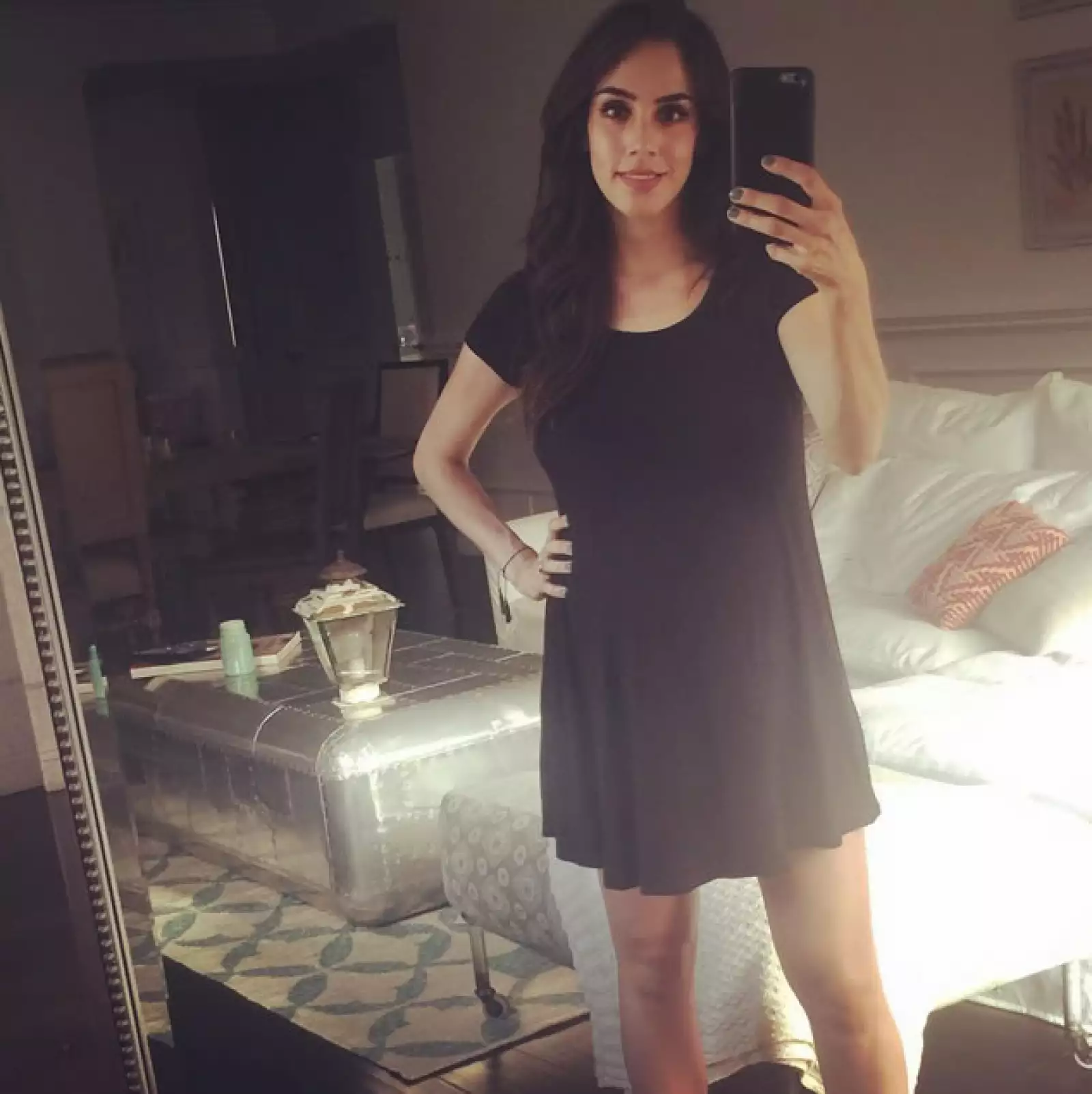 Como parte de su pregnancy look, Sandra ha optado por vestidos cortos.