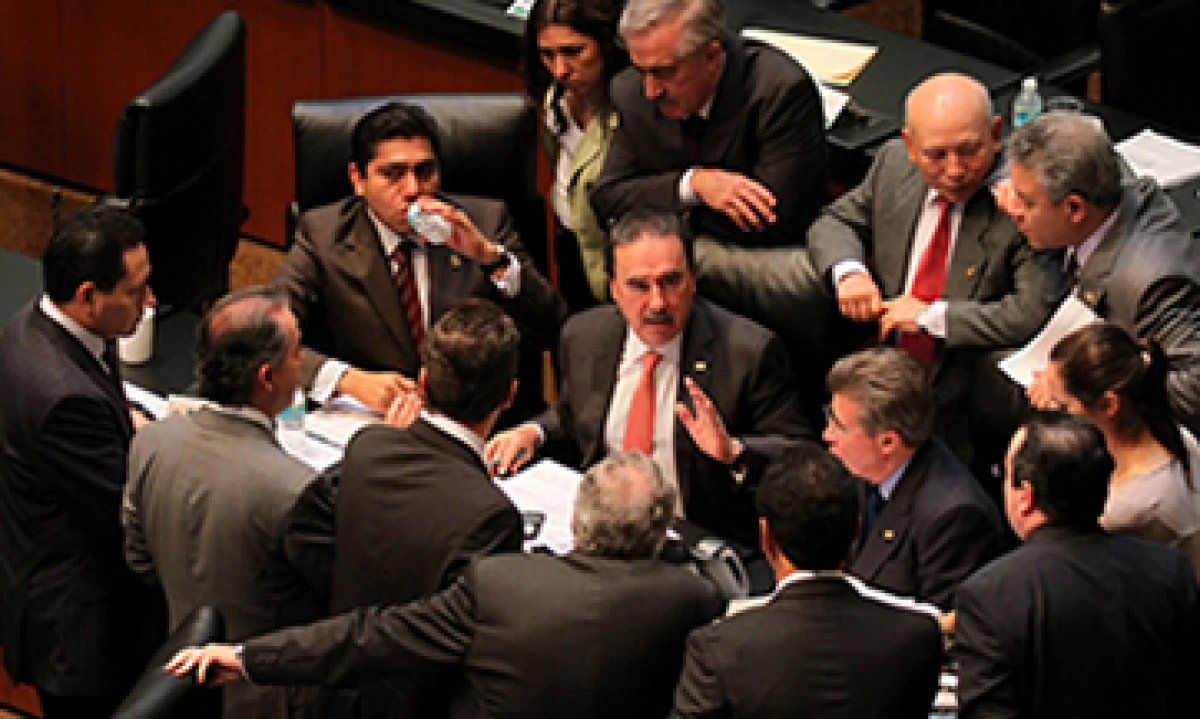 Los senadores esperan aprobar en lo particular este domingo por la noche o las primeras horas del lunes el tercer dictamen energético. (Foto: Cuartoscuro)