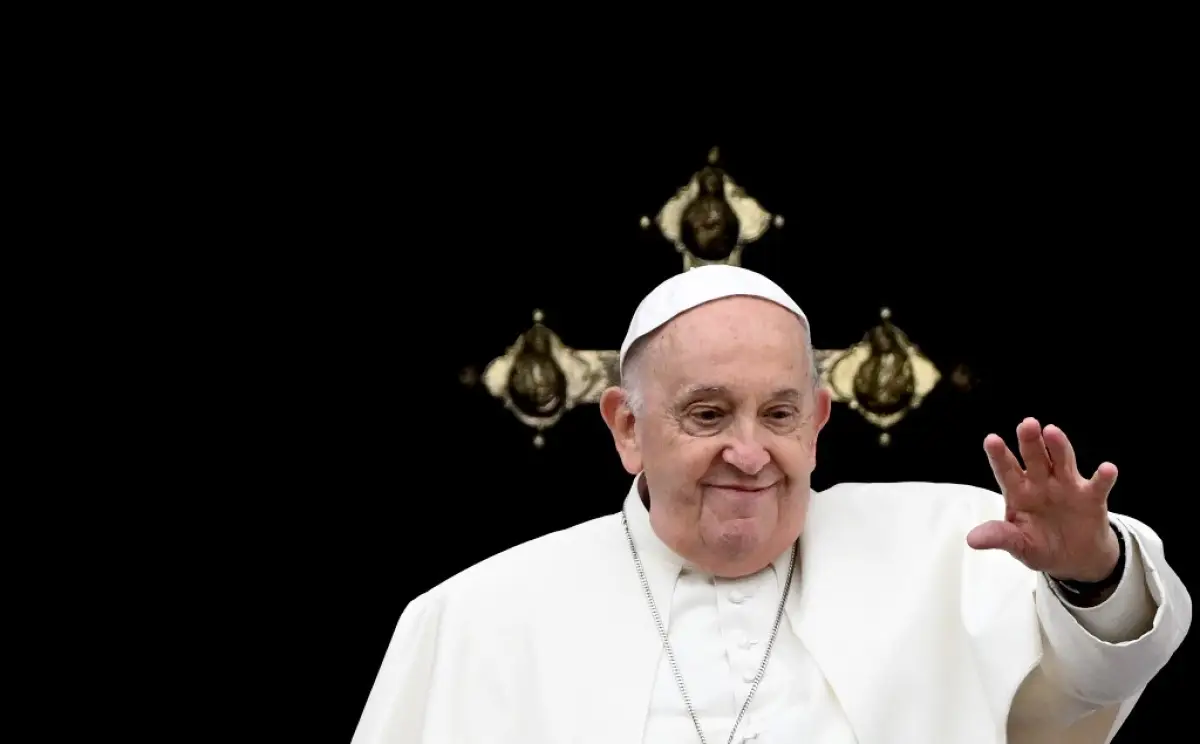 El Papa Francisco saluda desde la logia central de St. Basílica de Pedro durante el mensaje de Pascua "Urbi et Orbi" y bendición a la Ciudad y al Mundo como parte de las celebraciones de la Semana Santa, en el Vaticano el 31 de marzo de 2024.