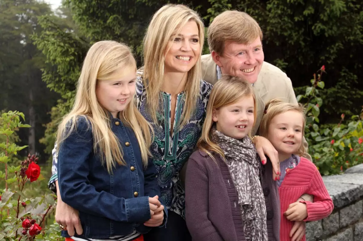 Princesa Amalia, Máxima de Holanda, rey Guillermo Alejandro, princesa Alexandra y Ariane
