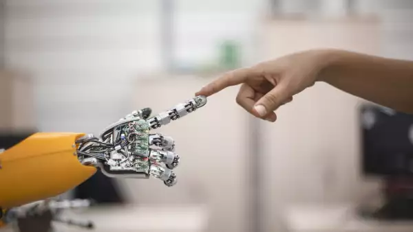robot y humano