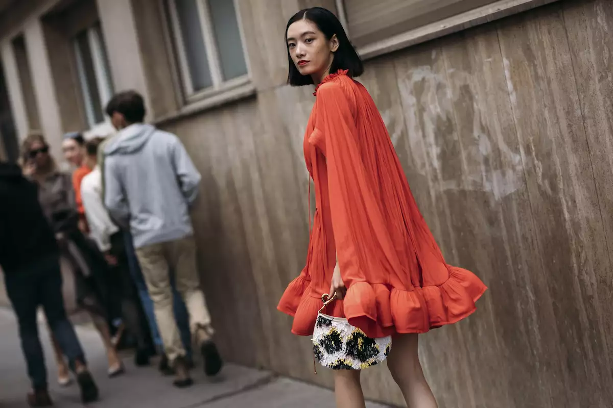 Vestido naranja para boda.