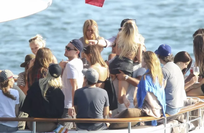 El actor de 38 años decidió disfrutar la temporada decembrina con una fiesta en un yate en Sidney acompañado de guapas mujeres... y de su amigo Jonah Hill.