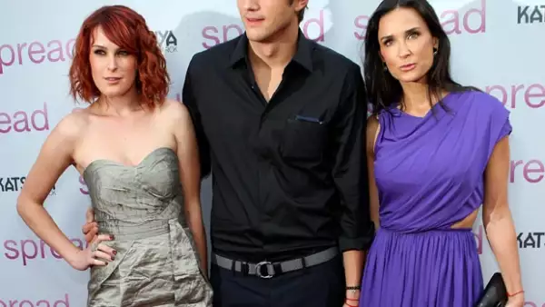 La actriz compró tres perros a poco días de separarse de Ashton Kutcher con la intención de que le ayuden a curar su corazón roto.