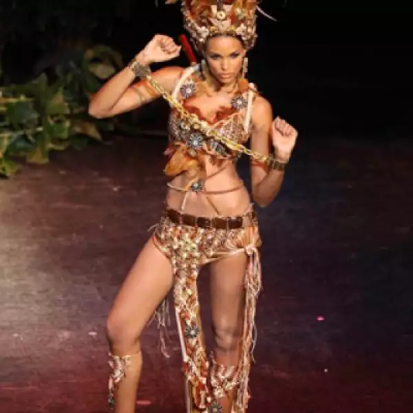 Ada de la Cruz, de República Dominicana, recordó la esclavitud por la que pasó su país hace varios años al colocarse una cadena en las manos. Su traje hace referencia a las raíces africanas de la isla.