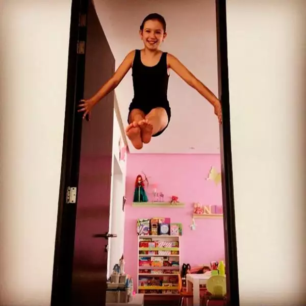 Su talento en el canto, la actuación y el baile son innegables.