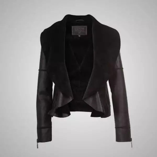 La combinación de piel y mezclilla son parte importante en la moda de la firma, principalmente en jeans y chamarras.