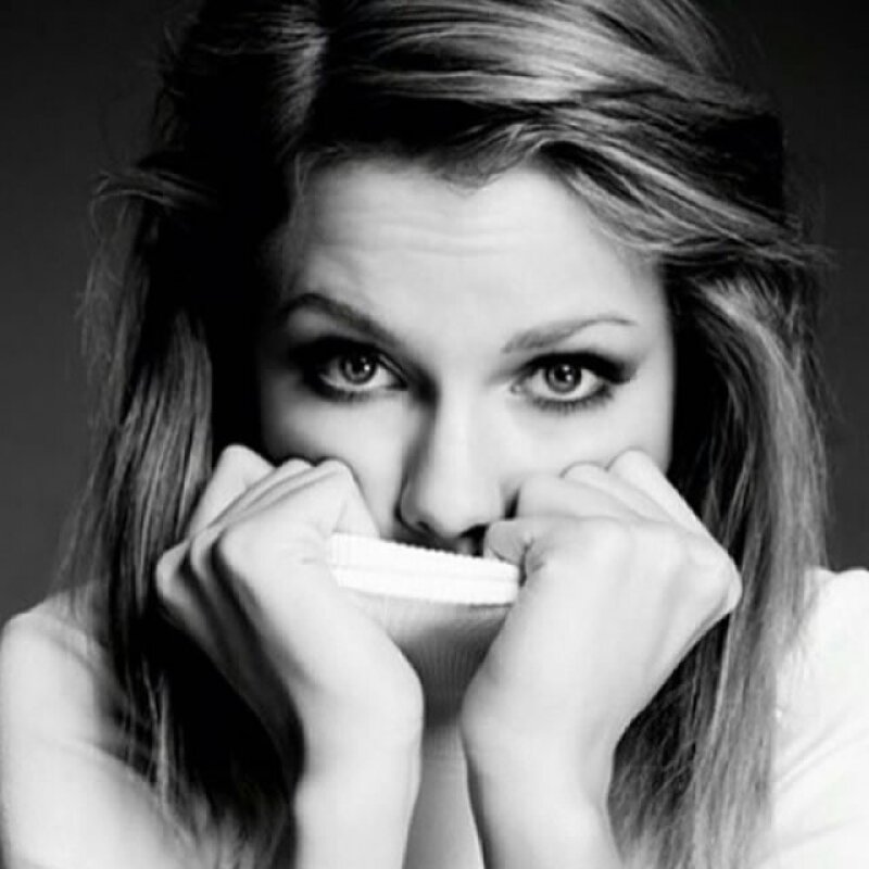 Al igual que Karlie, Taylor compartió una foto blanco y negro.