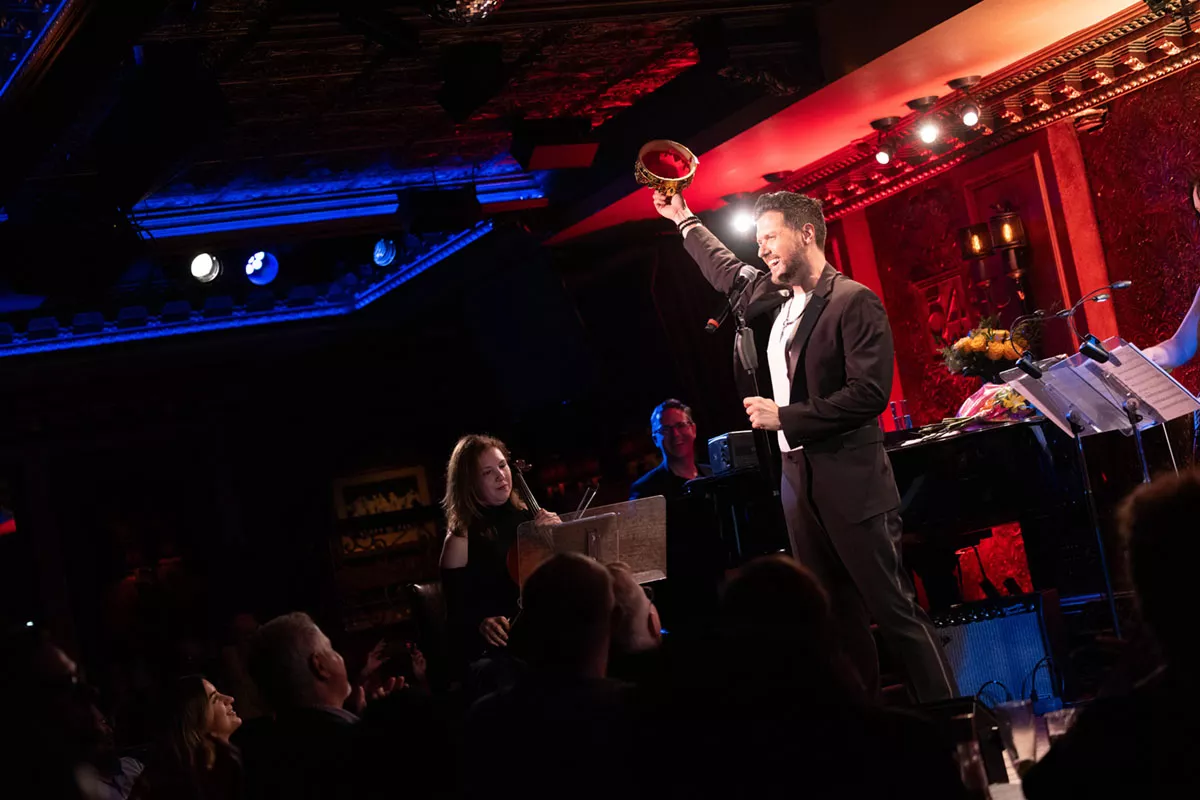 Mauricio Martínez en el escenario del Studio 54 Below