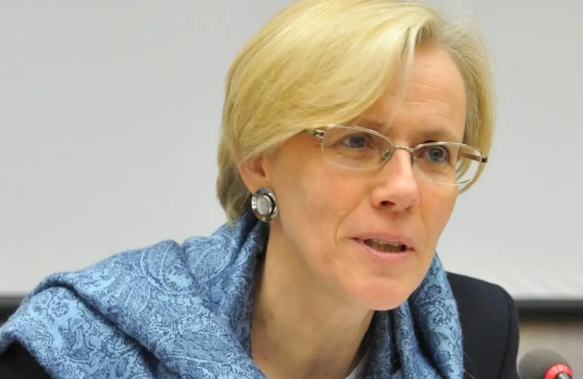 Corinne Momal-Vanian resaltó la importancia de los jóvenes en la democracia.