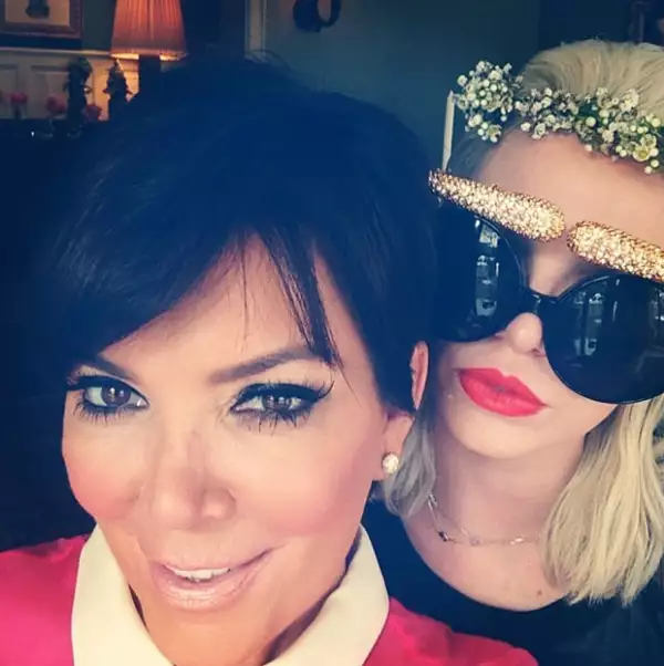 Kris optó por un vestido rosa.