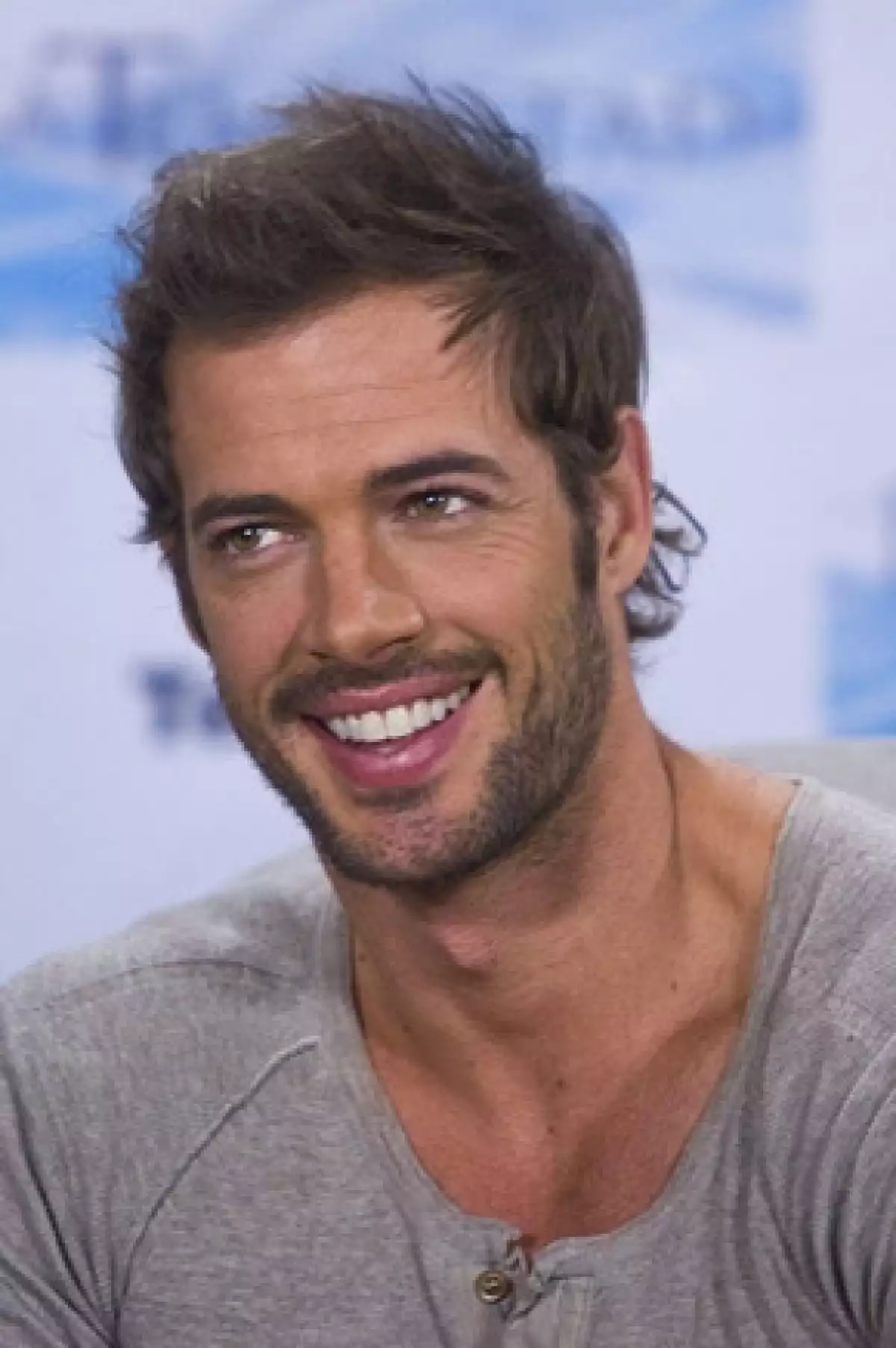 El actor quiso decir que estaba de regreso en Veracruz para continuar con las grabaciones de `La Tempestad´, sin embargo, su celular le hizo una broma y escribió un mensaje confuso.