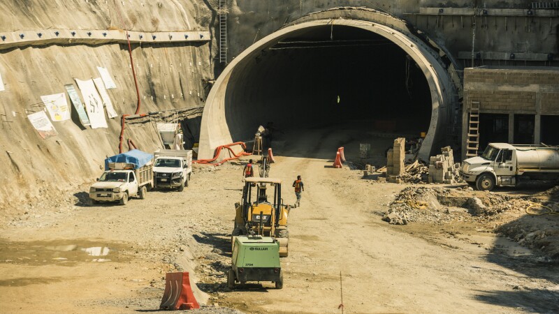 Más infraestructura.