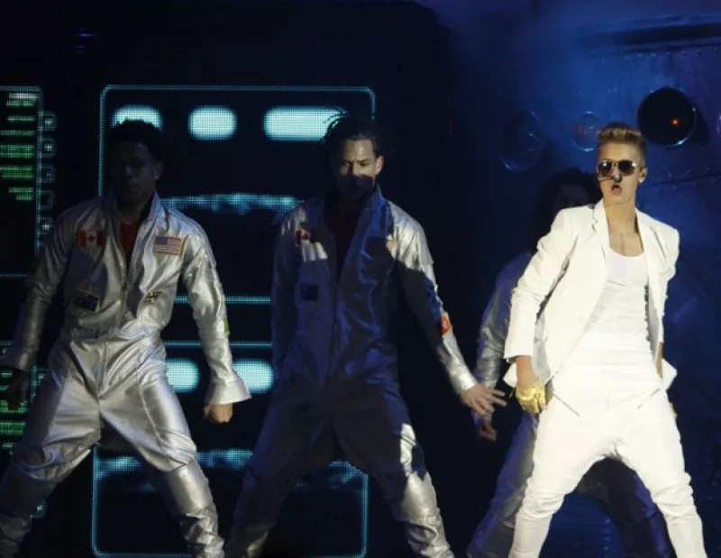 El ídolo juvenil causó euforia al presentarse en concierto ante más de 52 mil 'beliebers' congregados en el Foro Sol.