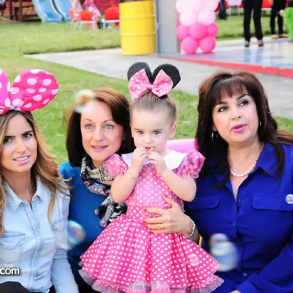 Ana Paola Luque, Isabel de Barrera, Valentina Barrera y Gabriela de Luque