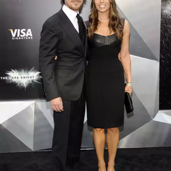 Por su parte, `Batman´caminó por la alfombra roja acompañado de su esposa, quien portó un vestido negro.