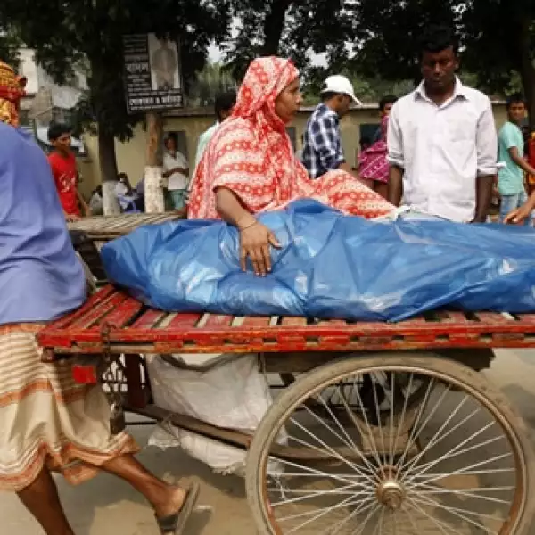 personas retiran un cadaver 