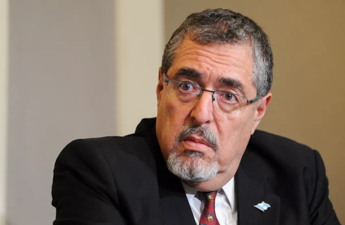 El presidente electo de Guatemala, Bernardo Arevalo, asiste a una conferencia de prensa después de que los fiscales ordenaran una suspensión temporal del registro legal del partido Semilla, en la Ciudad de Guatemala, Guatemala, el 28 de agosto de 2023.