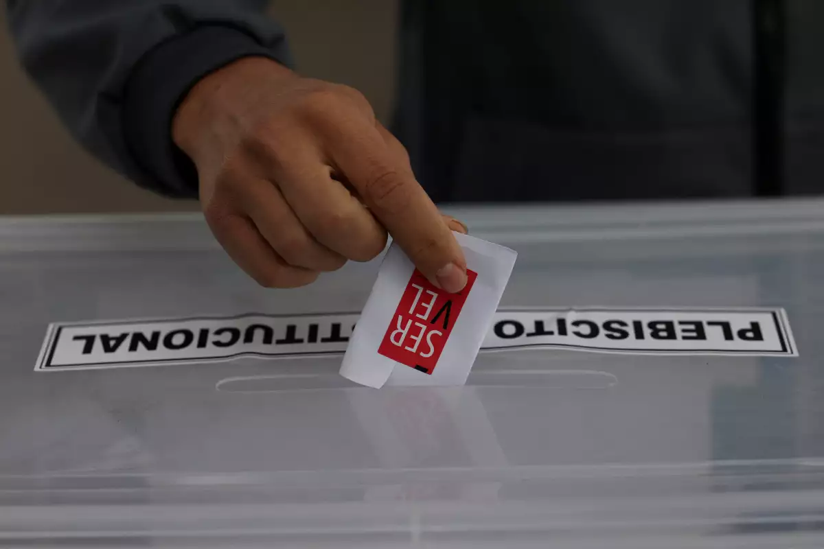 Un ciudadano vota durante un referéndum sobre una nueva constitución chilena en Santiago, Chile, el 17 de diciembre de 2023.