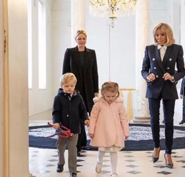 Charlene de Mónaco y sus hijos con Brigitte Macron 2
