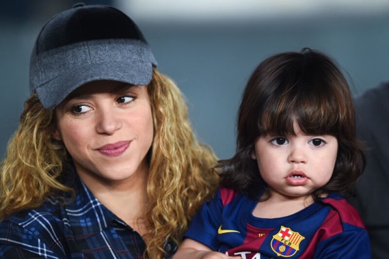 De vez en cuando, Shakira lleva a Milán a los partidos de futbol de su papá.