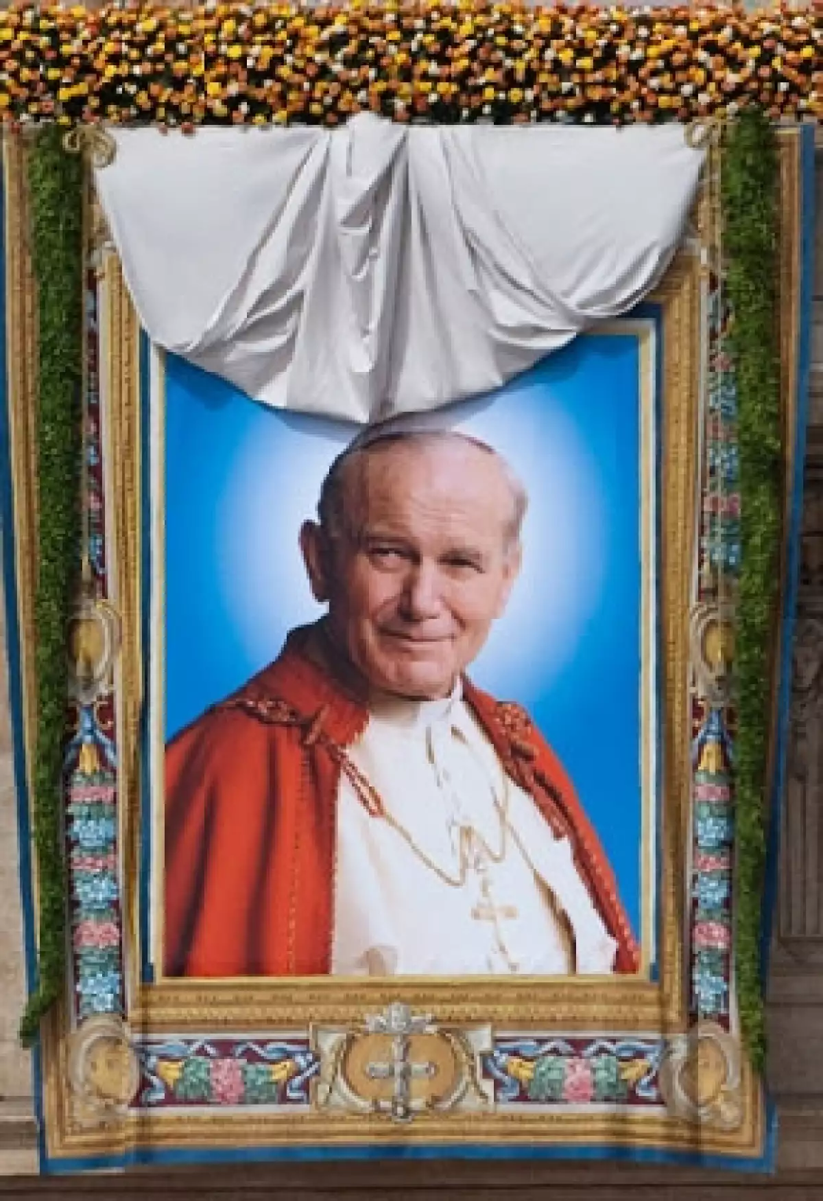 "Con nuestra autoridad apostólica, concedemos que el venerable Siervo de Dios Juan Pablo II, Papa, de ahora en adelante sea llamado beato", fueron las palabras del Papa Benedicto XVI.