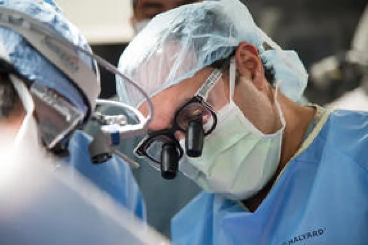 El neurocirujano mexicano Alfredo Quiñones, conocido como "Dr. Q", en una operación en el quirófano.