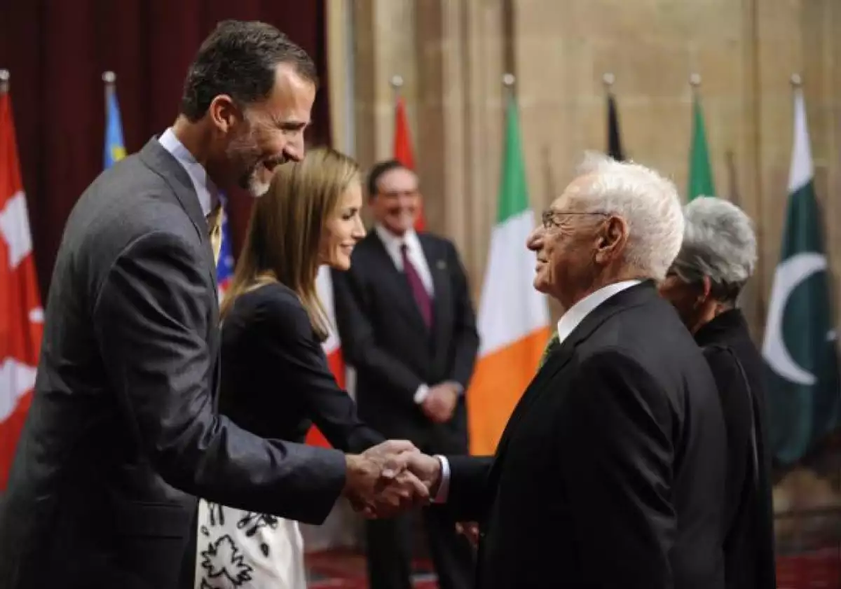 Reyes de Espa�a entregan insignias del premio Pr�ncipe de Asturias