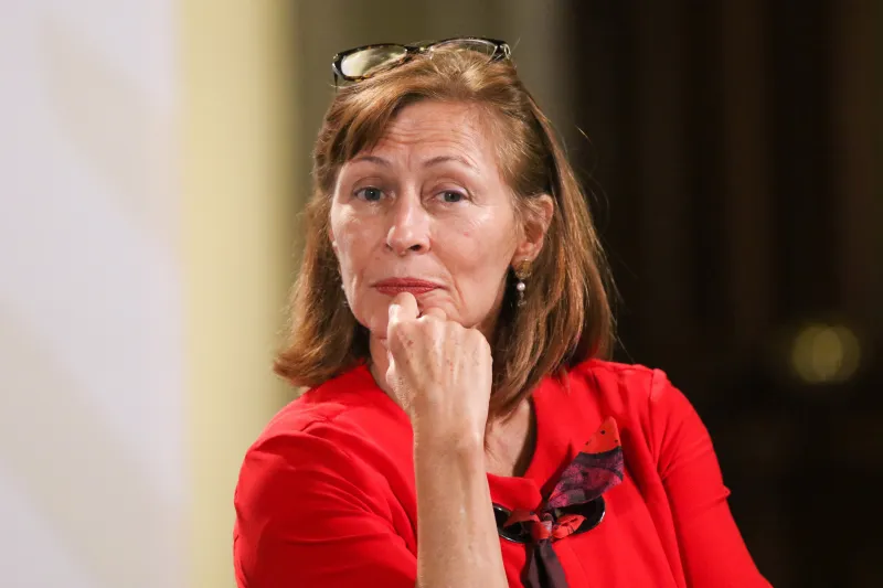Tatiana Clouthier, exsecretaria de Economía, se toma la barbilla con la mano derecha mientras usa unos lente sobre la cabeza. 